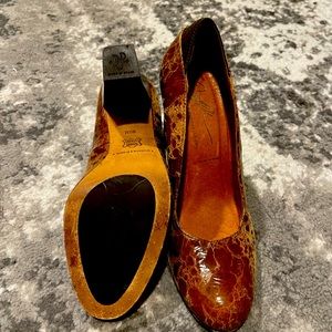 Donald Pliner Textured Pump